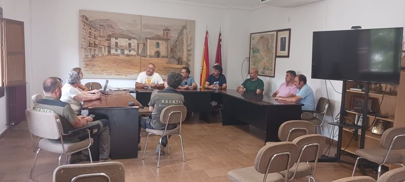 Reunión de trabajo en una sala del Ayuntamiento de Nerpio